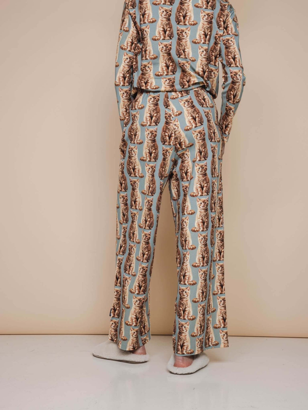 SNURK Bowie Wijde broek Dames in zachte, biologisch katoen met kattenprint en wijde pijpen.