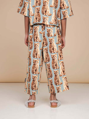 Kind met SNURK Bowie Wijde broek Kids en matching top met kattenprint, in relaxte fit en zacht katoen.