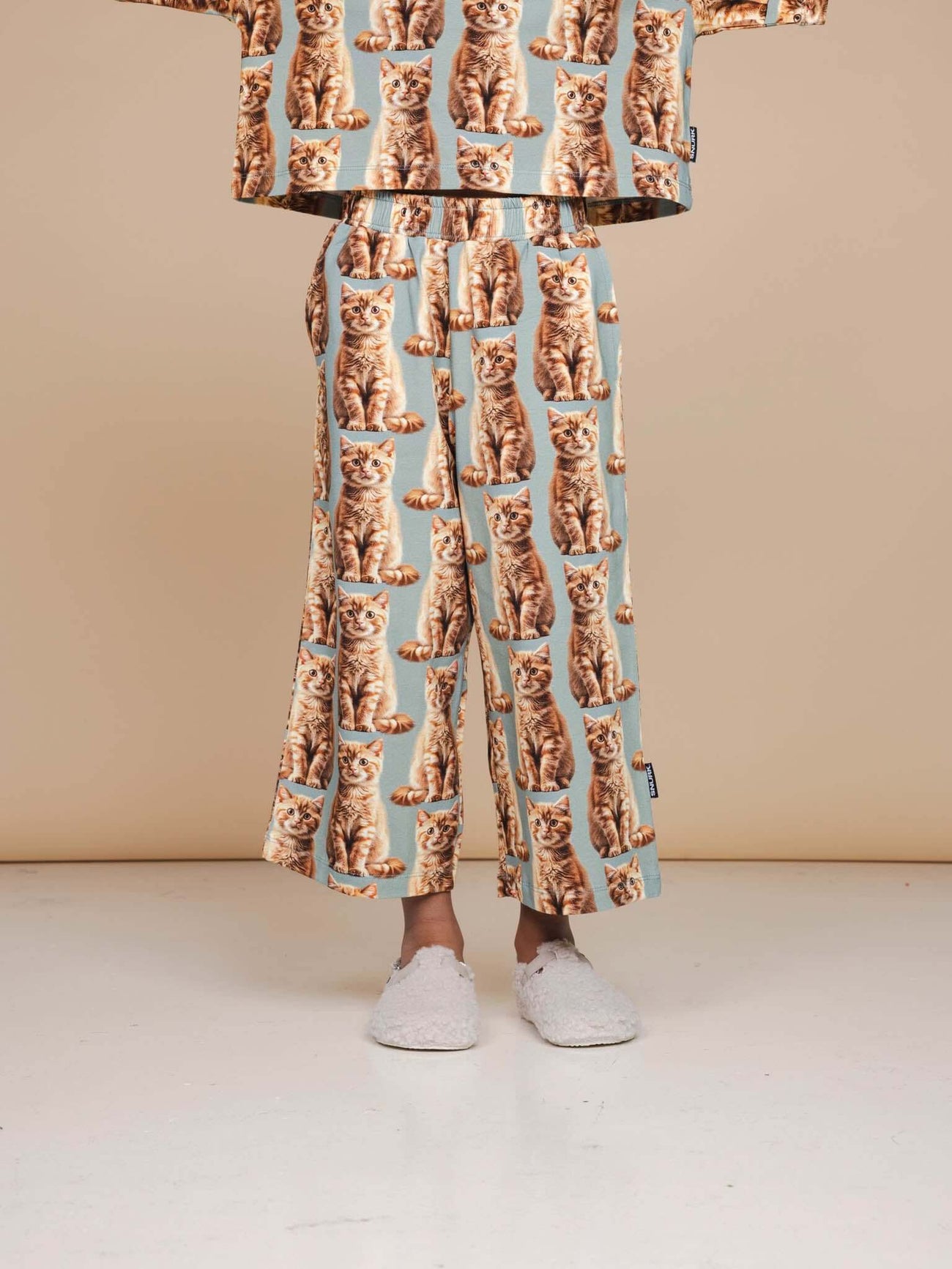SNURK Bowie Wijde broek Kids met schattige kattenprint voor kinderen, gemaakt van biologisch katoen.