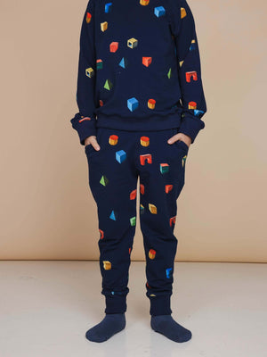 SNURK Building Blocks Broek Kids met kleurrijke blokken op een donkerblauwe achtergrond voor kinderen.