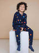 SNURK Building Blocks Broek Kids met vrolijke print op donkere achtergrond, perfect voor speelplezier en comfort.