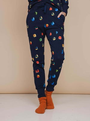 SNURK Building Blocks Broek Regular Unisex met kleurrijke blokken op een navy achtergrond.