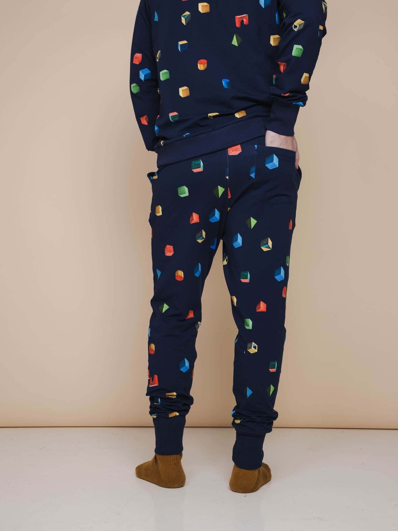 SNURK Building Blocks Broek Regular Unisex met kleurrijke blokkenprint op een navy achtergrond.