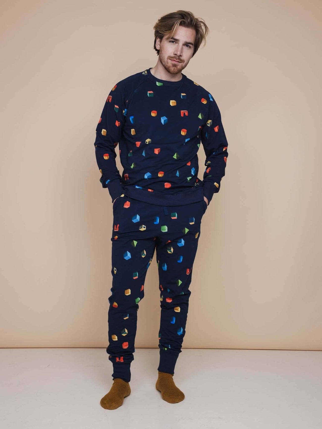 SNURK Building Blocks Broek Regular Unisex met kleurrijke blokken op navy blauwe achtergrond