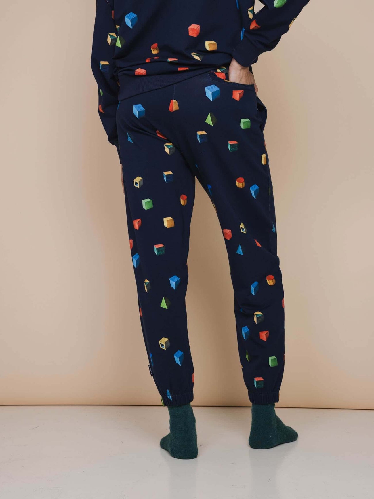SNURK Building Blocks Broek Relaxed Unisex met kleurrijke houten blokken print op een navy achtergrond.