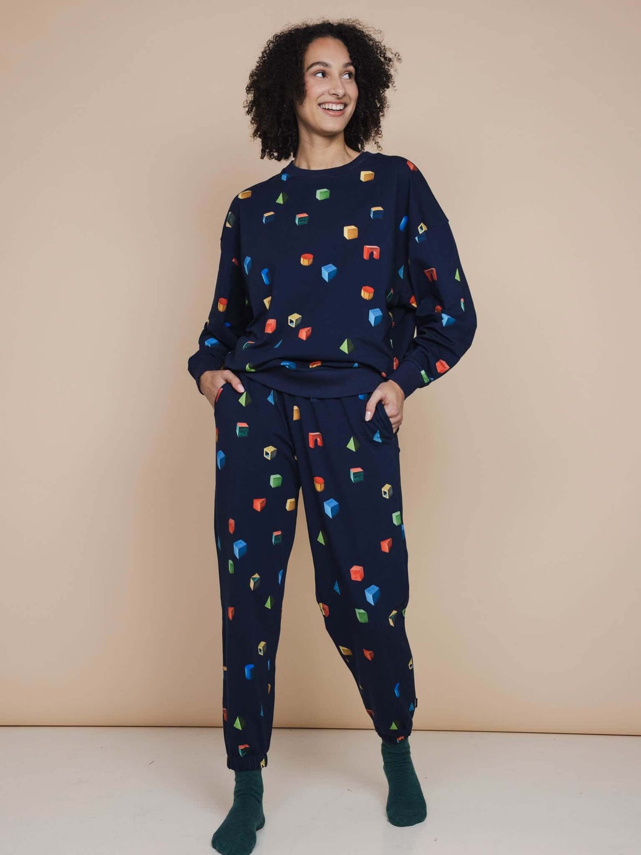 SNURK Building Blocks Broek Relaxed Unisex in navy met kleurrijke blokkenprint, perfect voor ultiem comfort.