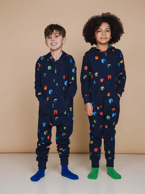 SNURK Building Blocks Onesie Kids, vrolijke kinder-onesies met kleurrijke blokken op een donkerblauwe achtergrond.