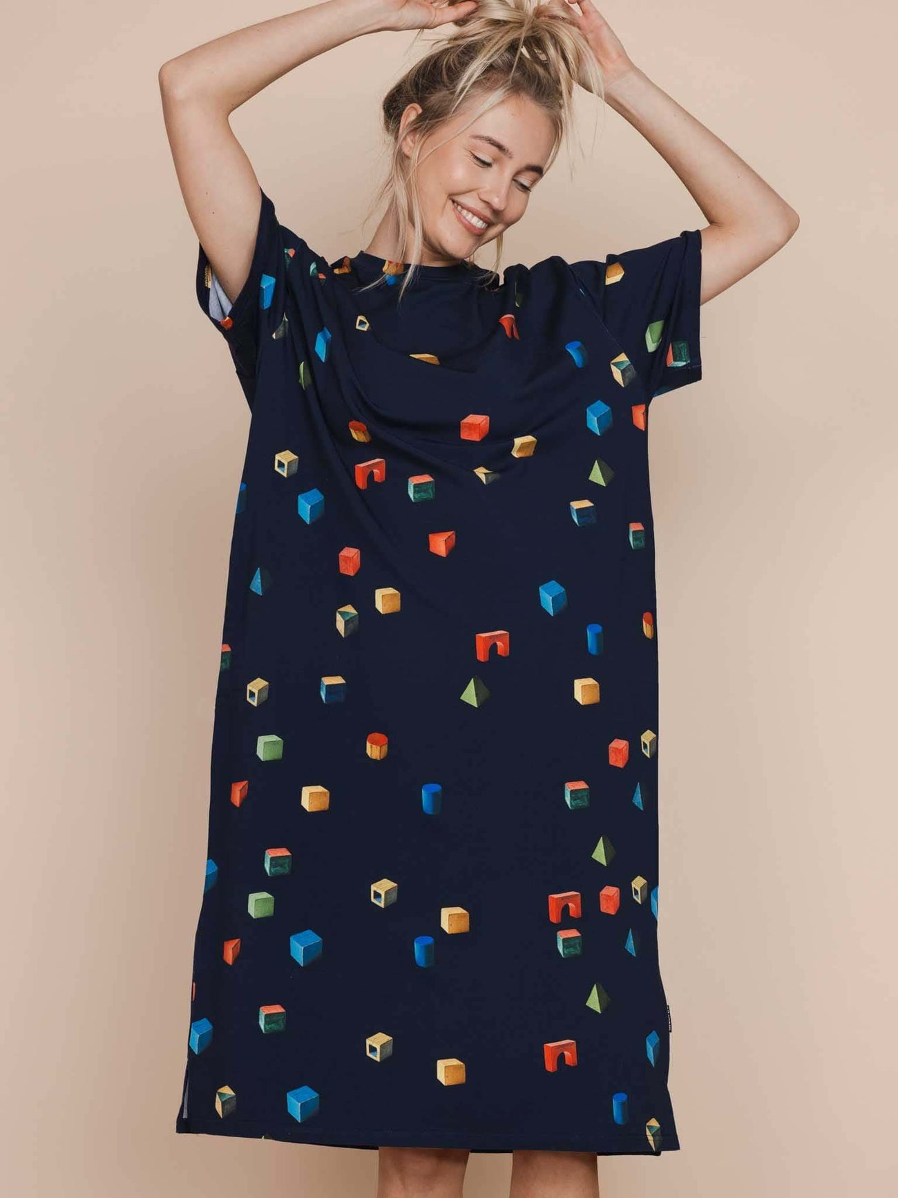 SNURK Building Blocks Relaxed Tee Dress Dames met kleurrijke houten blokken op een navy achtergrond.