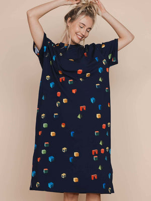 SNURK Building Blocks Relaxed Tee Dress Dames met kleurrijke houten blokken op een navy achtergrond.