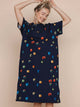 SNURK Building Blocks Relaxed Tee Dress Dames met kleurrijke houten blokken op een navy achtergrond.