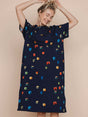 SNURK Building Blocks Relaxed Tee Dress Dames met kleurrijke houten blokken op een navy achtergrond.