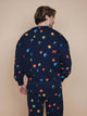 SNURK Building Blocks Sweater Heren met kleurrijke blokkenprint op een navy achtergrond, casual herenoutfit.