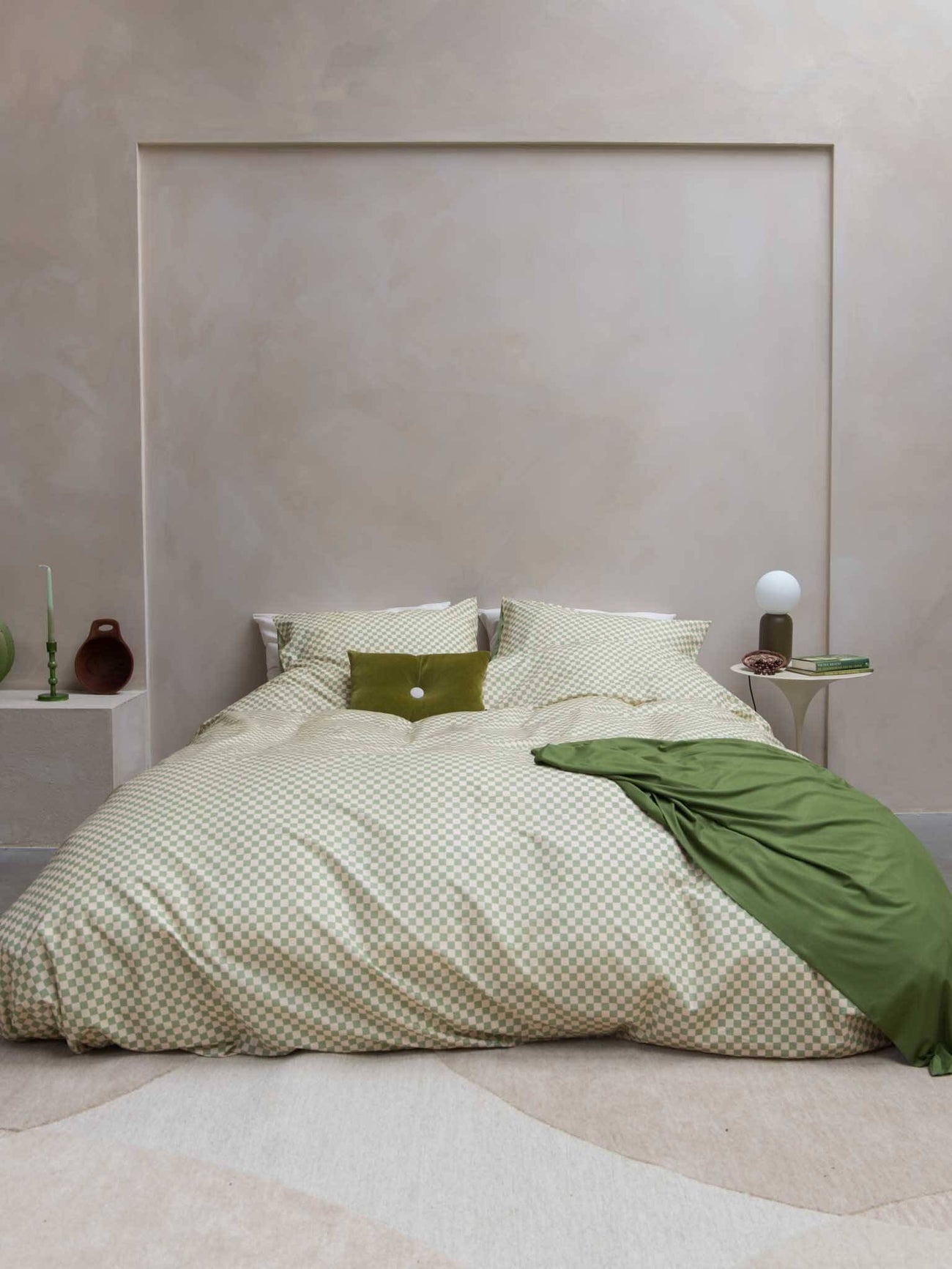 SNURK Check Green Beige dekbedovertrek op bed met groen en beige geruit ontwerp, gemaakt van biologisch katoen.