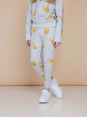 SNURK Chips Broek Kids in lichtgrijze kleur met chipsprint, perfect voor spelen of slapen.