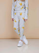 SNURK Chips Broek Kids in lichtgrijze kleur met chipsprint, perfect voor spelen of slapen.