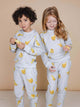 SNURK Chips Broek Kids - Gelukkig spelende kinderen in zachte joggingoutfits met chippies print.
