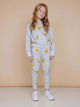 SNURK Chips Broek Kids met naturel chips print op een lichtgrijze achtergrond, ideaal voor spelen of slapen.