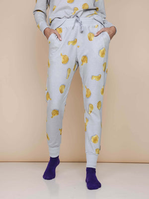 SNURK Chips Broek Regular Unisex met chipsprint op lichtgrijze basis, ideaal voor dagelijks comfort.