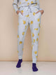 SNURK Chips Broek Regular Unisex met chipsprint op lichtgrijze basis, ideaal voor dagelijks comfort.
