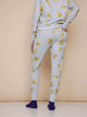 SNURK Chips Broek Regular Unisex achterkant met een all-over print van chips op een subtiele lichtgrijze basis.