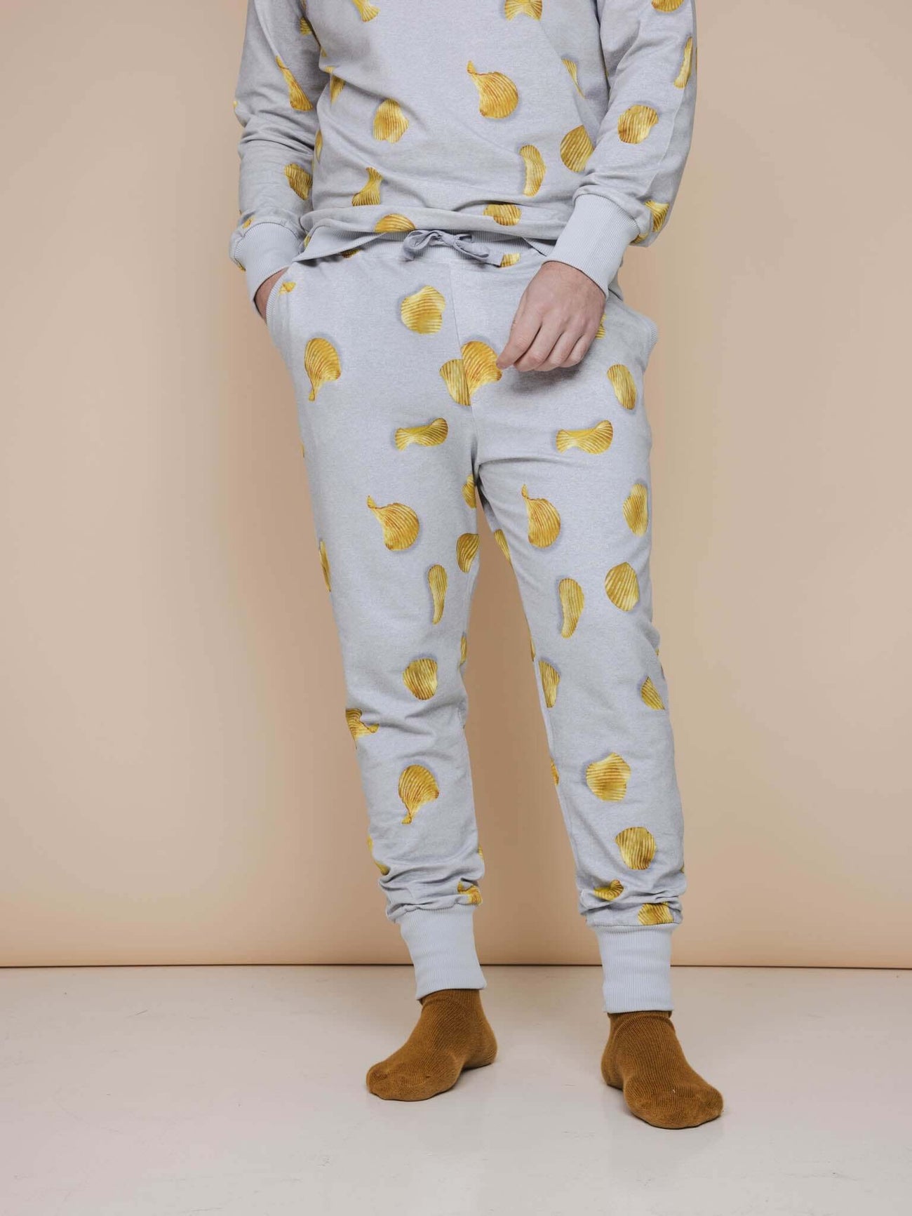 SNURK Chips Broek Regular Unisex in lichtgrijze stof met chips print, comfortabel voor dames en heren.