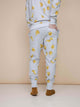 SNURK Chips Broek Regular Unisex met chipsprint op een lichtgrijze achtergrond, perfect voor comfort en stijl.