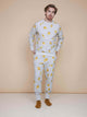 Man in SNURK Chips Broek Regular Unisex met chipsprint op lichtgrijze basis, comfortabel en stijlvol.