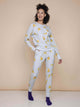 SNURK Chips Broek Regular Unisex met vrolijke chipsprint op een lichtgrijze basis.