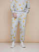SNURK Chips Broek Relaxed Unisex met all-over print van naturel chips op lichtgrijze achtergrond.