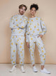 SNURK Chips Broek Relaxed Unisex, unisex mode met chips print op lichtgrijze achtergrond.
