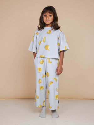 SNURK Chips Cropped T-Shirt Kids in grijs met vrolijke chips print voor kinderen, perfect voor speeltijd.