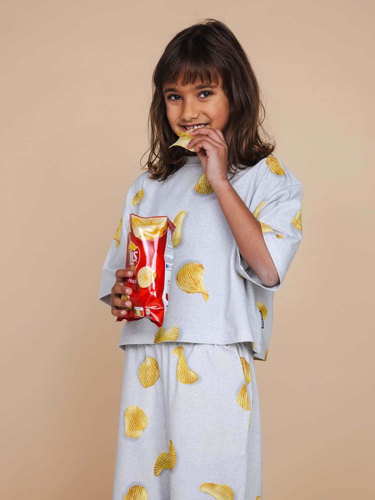 SNURK Chips Cropped T-Shirt Kids met chips en vrolijke print voor kinderen, perfect voor speel- en bedtijd.