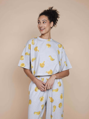 SNURK Chips Cropped T-shirt Dames met chips print op lichtgrijze achtergrond, perfect voor relaxen en slapen.