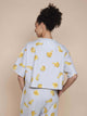 SNURK Chips Cropped T-shirt Dames met chipsprint op een lichtgrijze achtergrond, perfect voor relaxen.