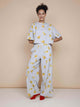 SNURK Chips Cropped T-shirt Dames met all-over print van naturel chips op een lichtgrijze achtergrond.