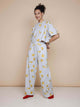 SNURK Chips Cropped T-shirt Dames met all-over print van chips op lichtgrijze achtergrond en comfortabele fit.