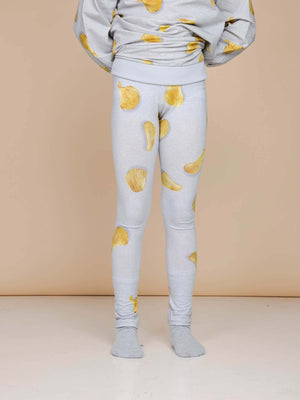 SNURK Chips Legging Dames met all-over print van naturelle chips op lichtgrijze basis, perfect voor comfortabel dragen.