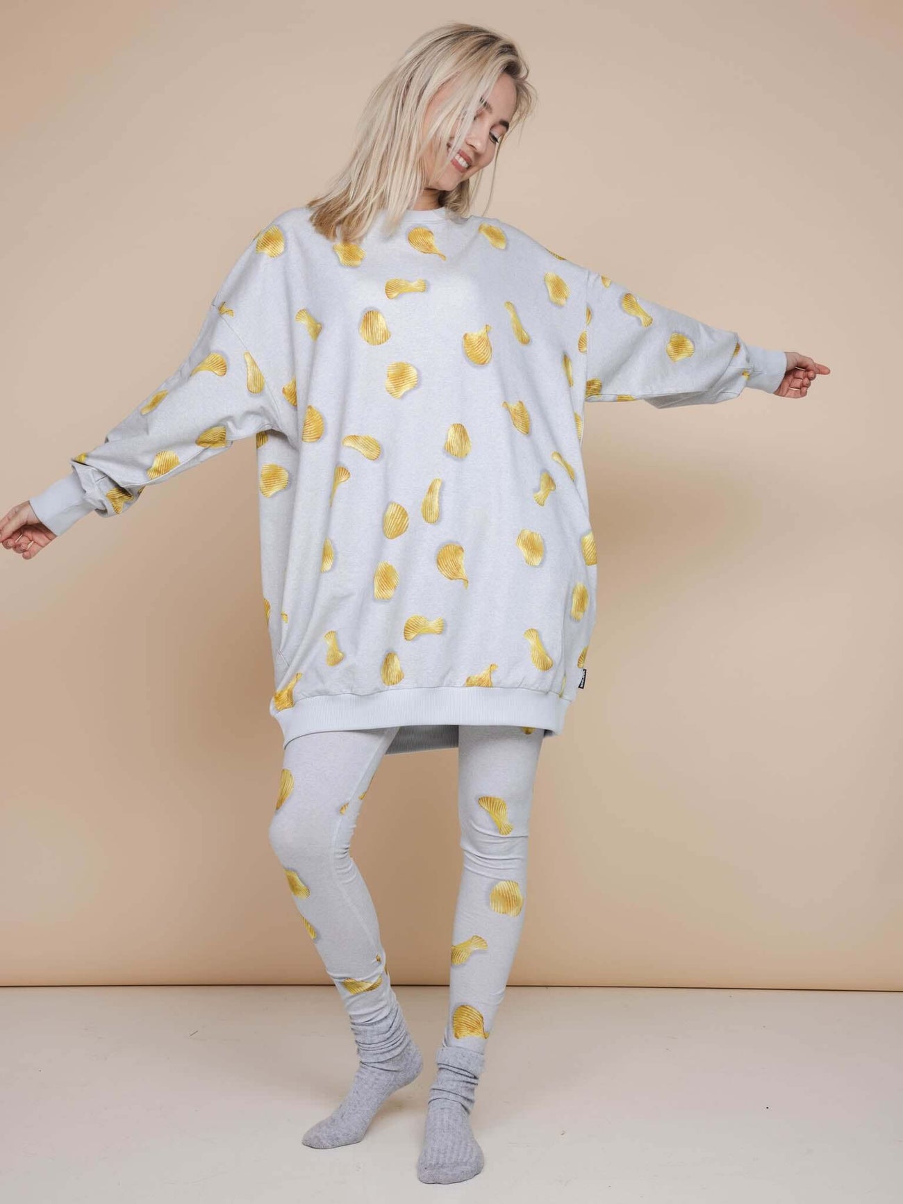 Model in SNURK Chips Legging Dames, grijze legging met chipsprint, casual en comfortabel outfit.