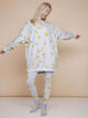 Model in SNURK Chips Legging Dames, grijze legging met chipsprint, casual en comfortabel outfit.