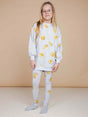 SNURK Chips Legging Kids gedrapeerd met een comfortabele sweater en leuk chips ontwerp op een lichte achtergrond.