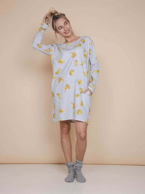 SNURK Chips Long Sleeve Dress Dames in lichtgrijze stof met chipsprint, gedragen door een model met een glimlach.