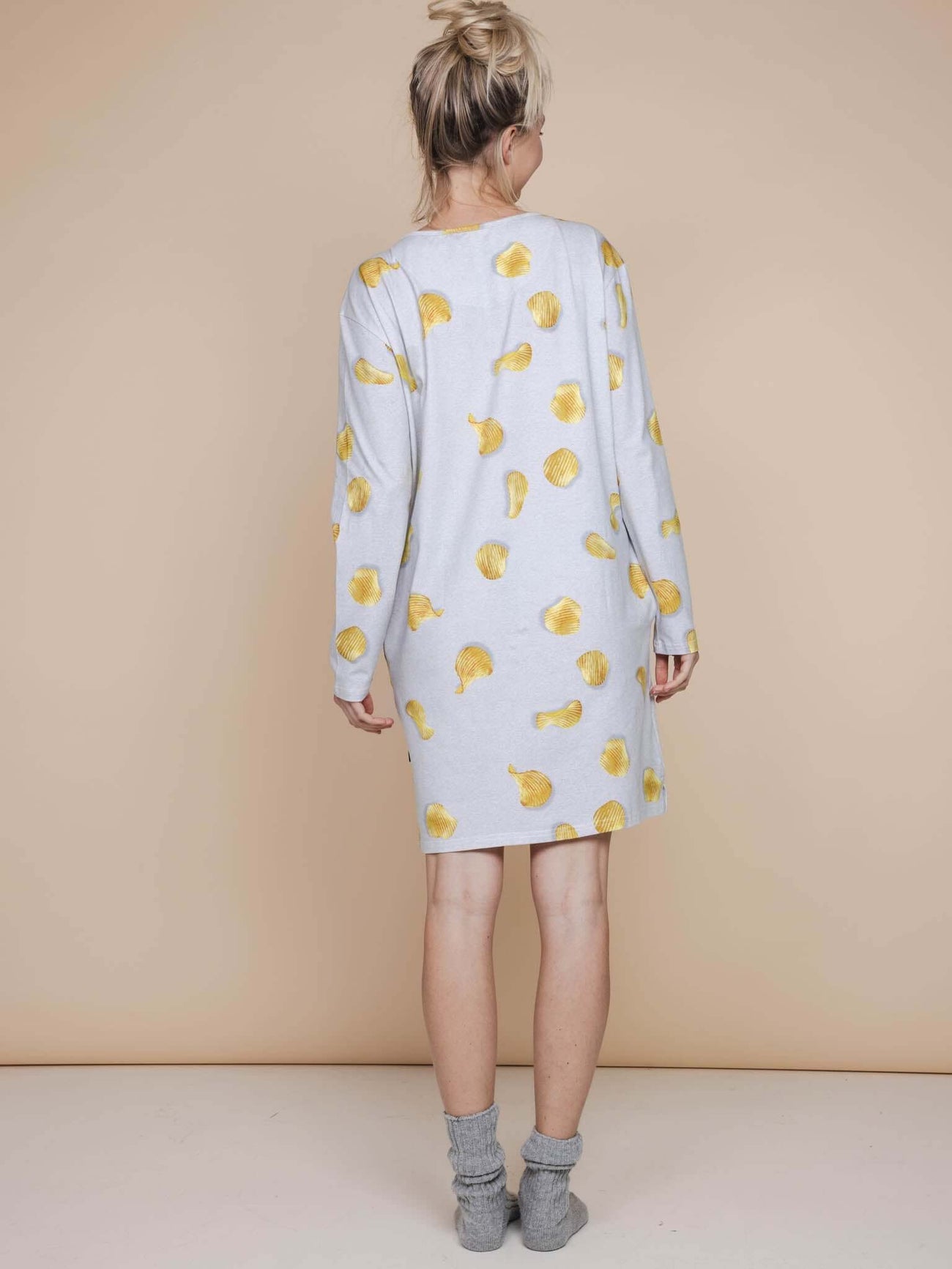 SNURK Chips Long Sleeve Dress Dames met all-over chips print, lichtgrijze achtergrond, comfortabele pasvorm.