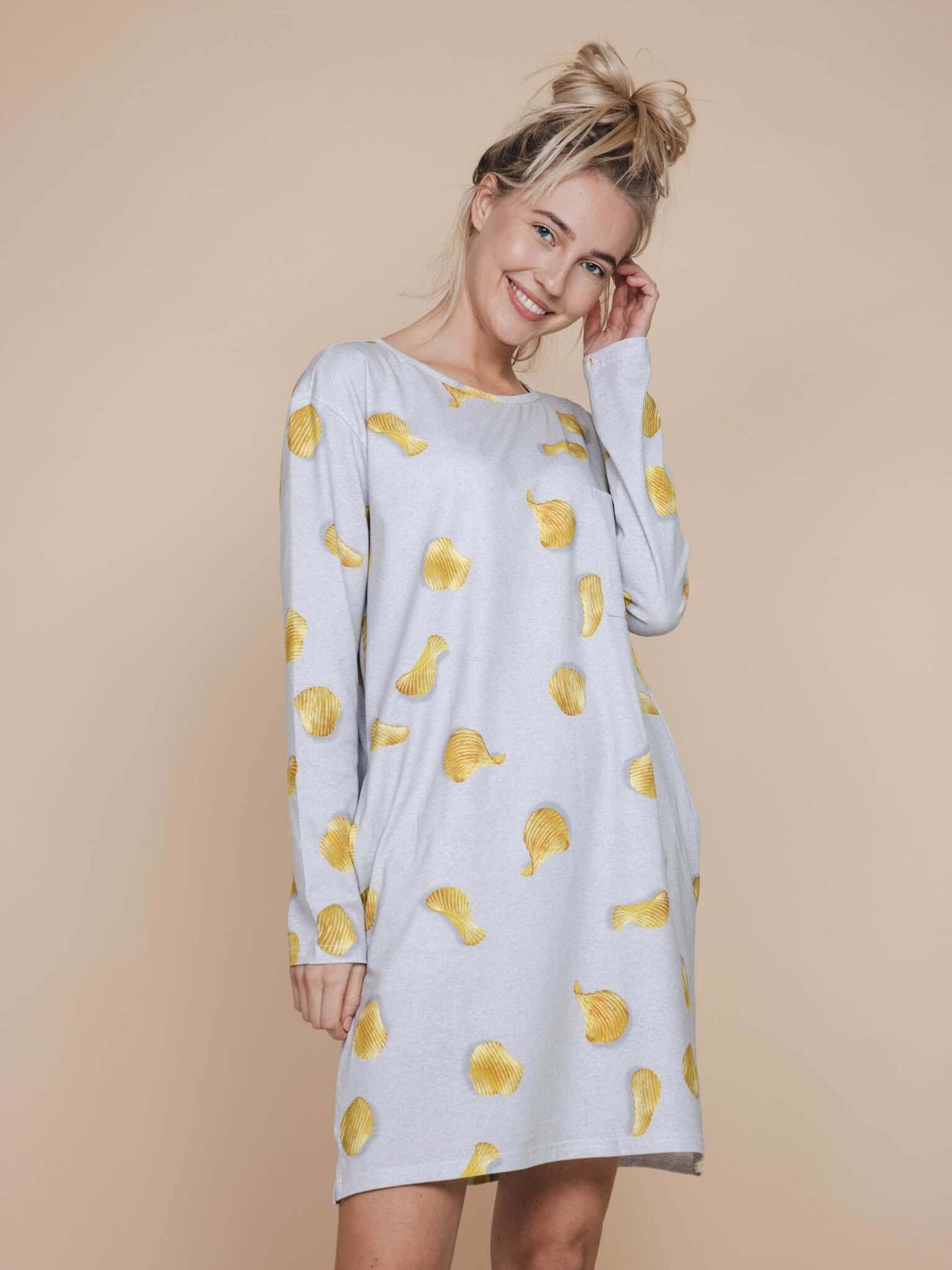 SNURK Chips Long Sleeve Dress Dames met all-over print van naturelle chips op een lichtgrijze basis.