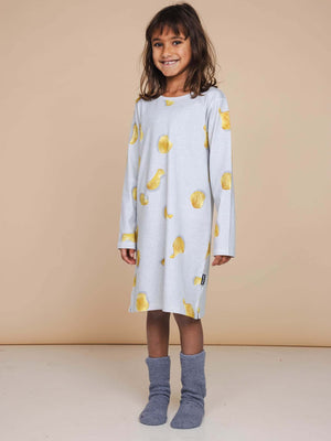 SNURK Chips Long Sleeve Dress Kids voor kinderen met chips print op lichtgrijze achtergrond, comfortabele pasvorm.