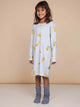 SNURK Chips Long Sleeve Dress Kids voor kinderen met chips print op lichtgrijze achtergrond, comfortabele pasvorm.