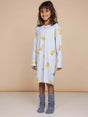 SNURK Chips Long Sleeve Dress Kids voor kinderen met chips print op lichtgrijze achtergrond, comfortabele pasvorm.