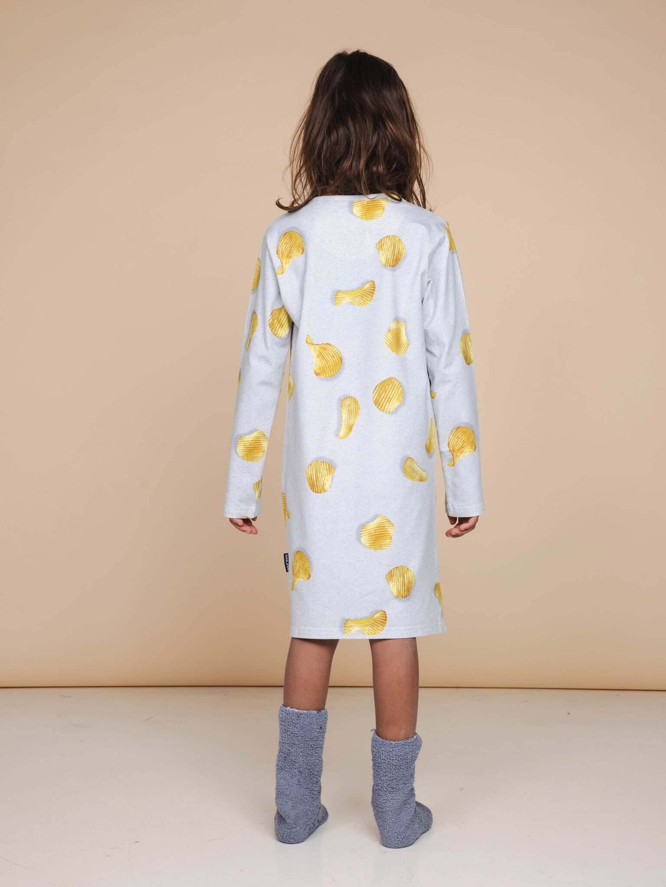 SNURK Chips Long Sleeve Dress Kids vanuit de achterkant, lichtgrijs met chips print en lange mouwen, relaxte fit.