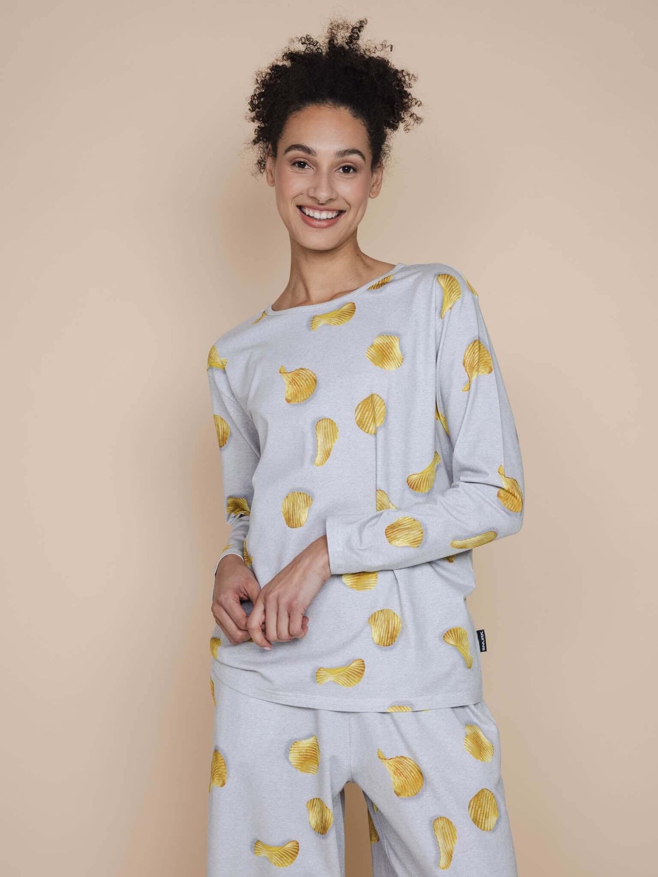 SNURK Chips Long Sleeve T-shirt Dames met naturel chips print op lichtgrijze basis, zachte stretch katoen.