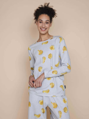 SNURK Chips Long Sleeve T-shirt Dames met naturel chips print op lichtgrijze basis, zachte stretch katoen.
