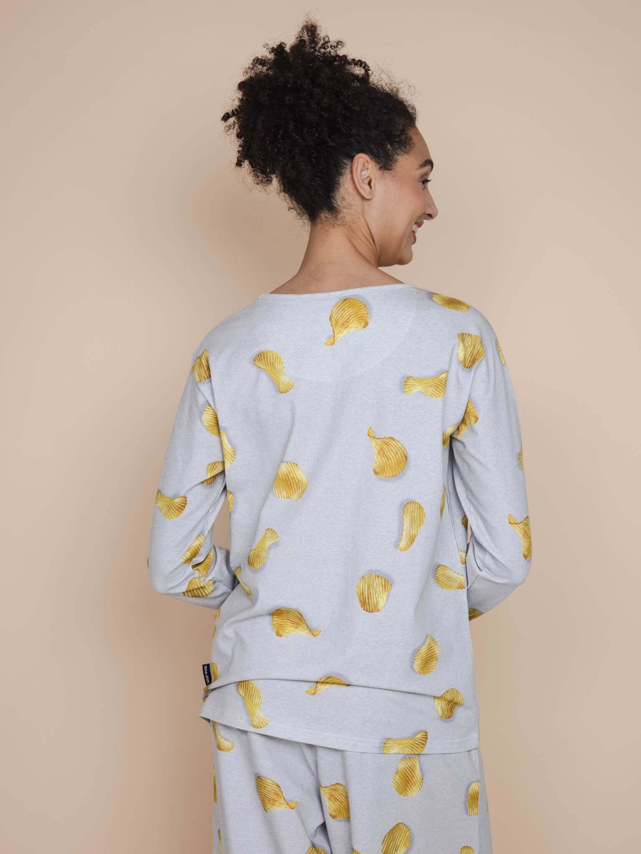 SNURK Chips Long Sleeve T-shirt Dames met naturel chips print op lichtgrijze basis, achteraanzicht.